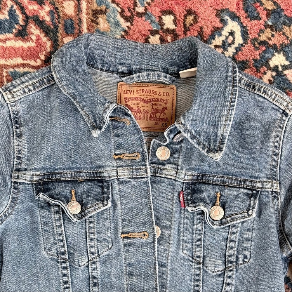 Levi's Women's Original Trucker Jacket‎ - Light Wash Denim - Size XS - Picture 2 of 7